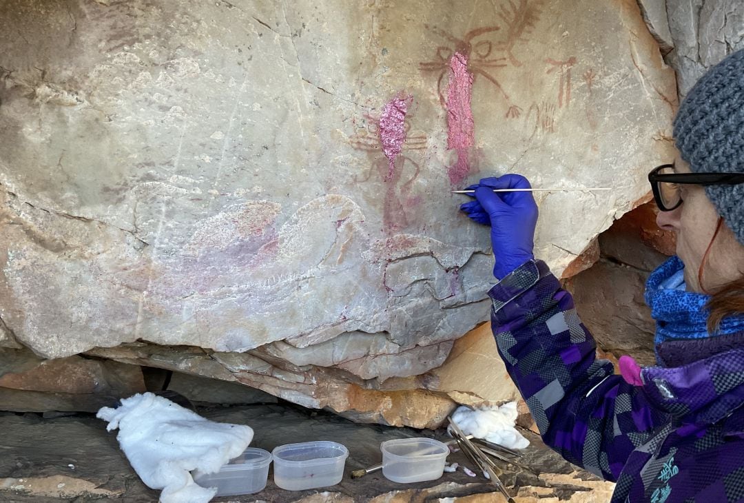 Los técnicos han realizado un magnífico trabajo para poder restaurar las pinturas rupestres que sufrieron un despreciable acto vandálico