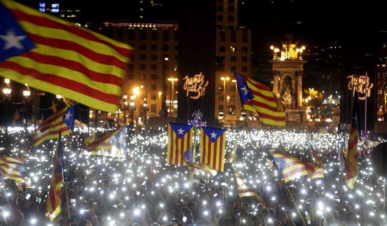 Los asistentes iluminan con sus teléfonos móviles el mitin de final de campaña de Junts pel Sí en Barcelona