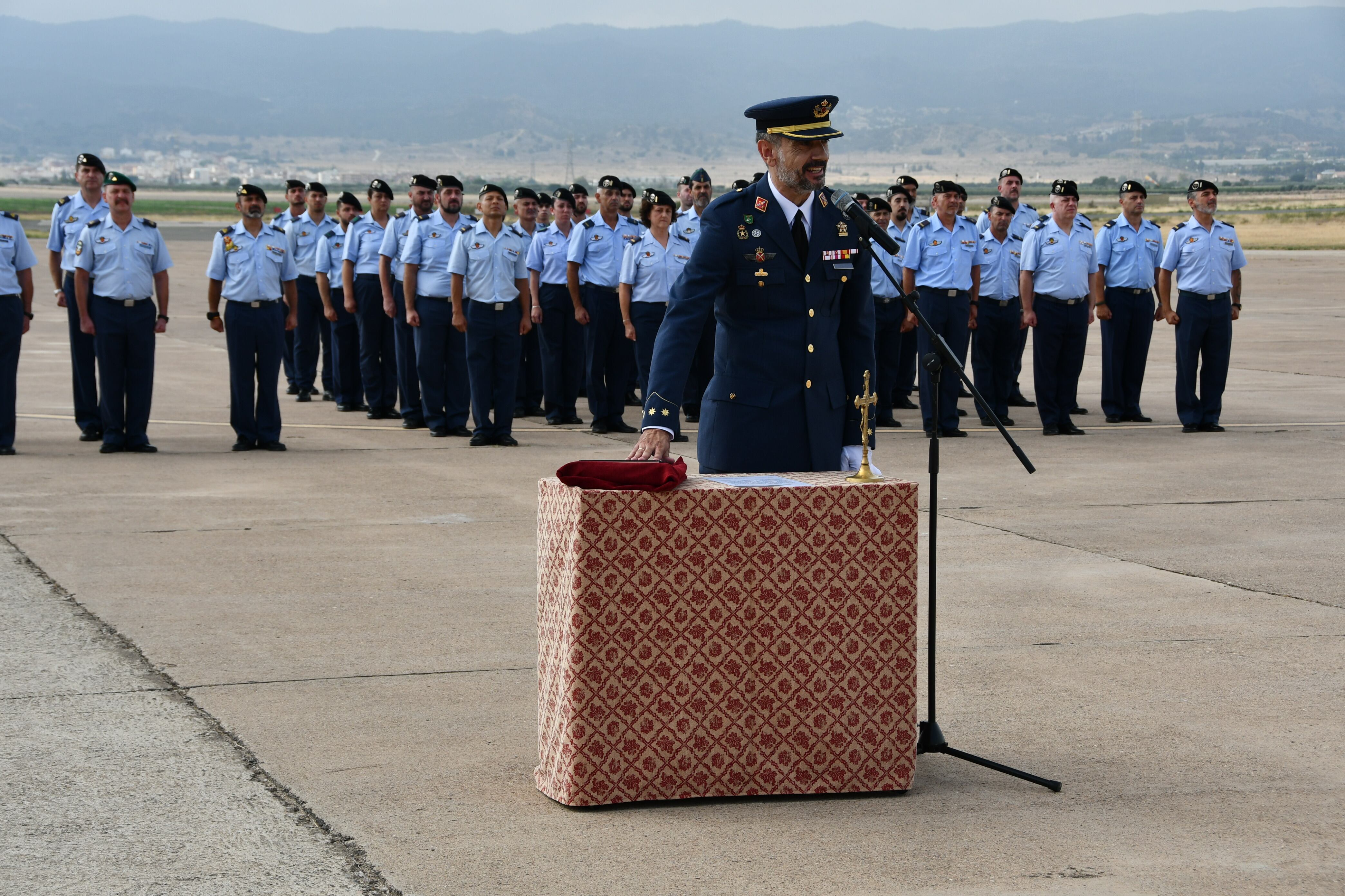 El coronel José Ignacio Sánchez-Heredero García ha asumido este viernes la jefatura de la base aérea de Alcantarilla