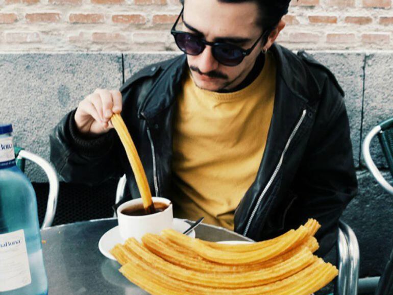 Bravo Fisher tampoco le hace ascos a los churros con chocolate