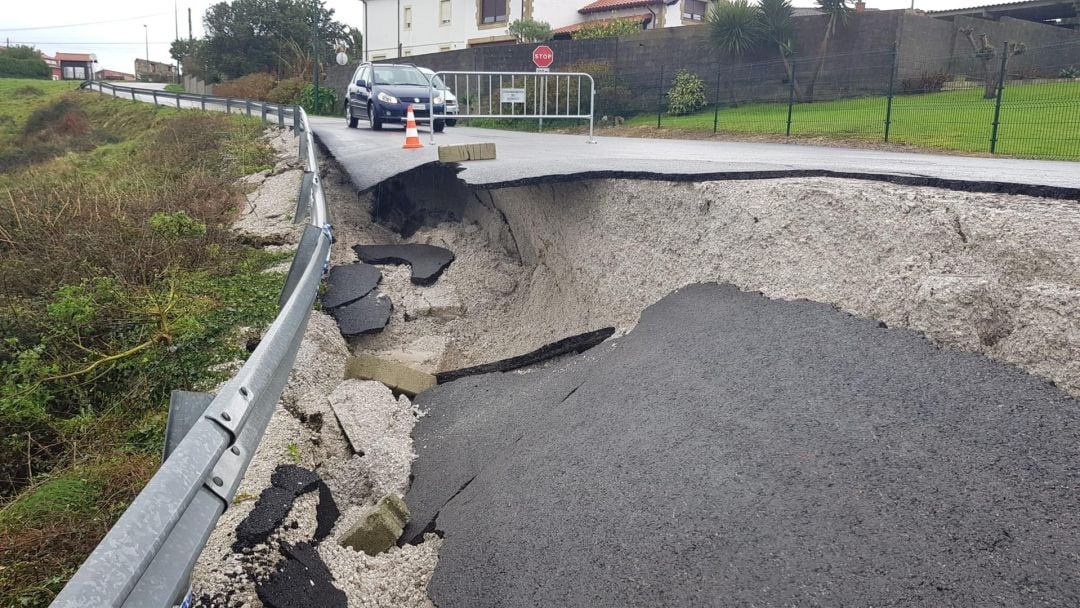 Socavón en la carretera de Tagle