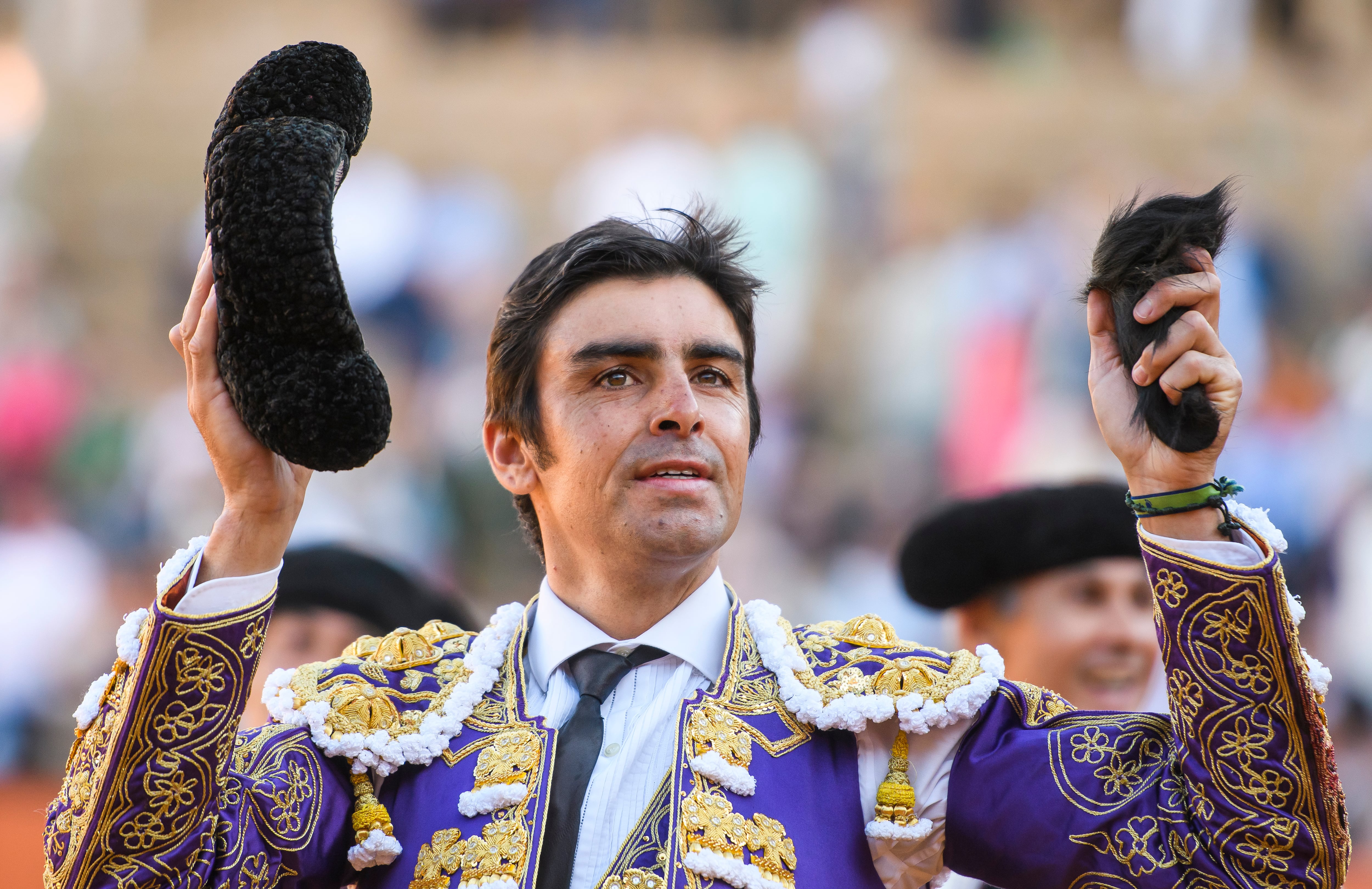 SEVILLA. 28/04/2022.- El diestro Miguel Ángel Perera celebra tras haberle cortado una oreja a su primer toro este jueves en la Plaza de La Maestranza de Sevilla. EFE/ Raúl Caro
