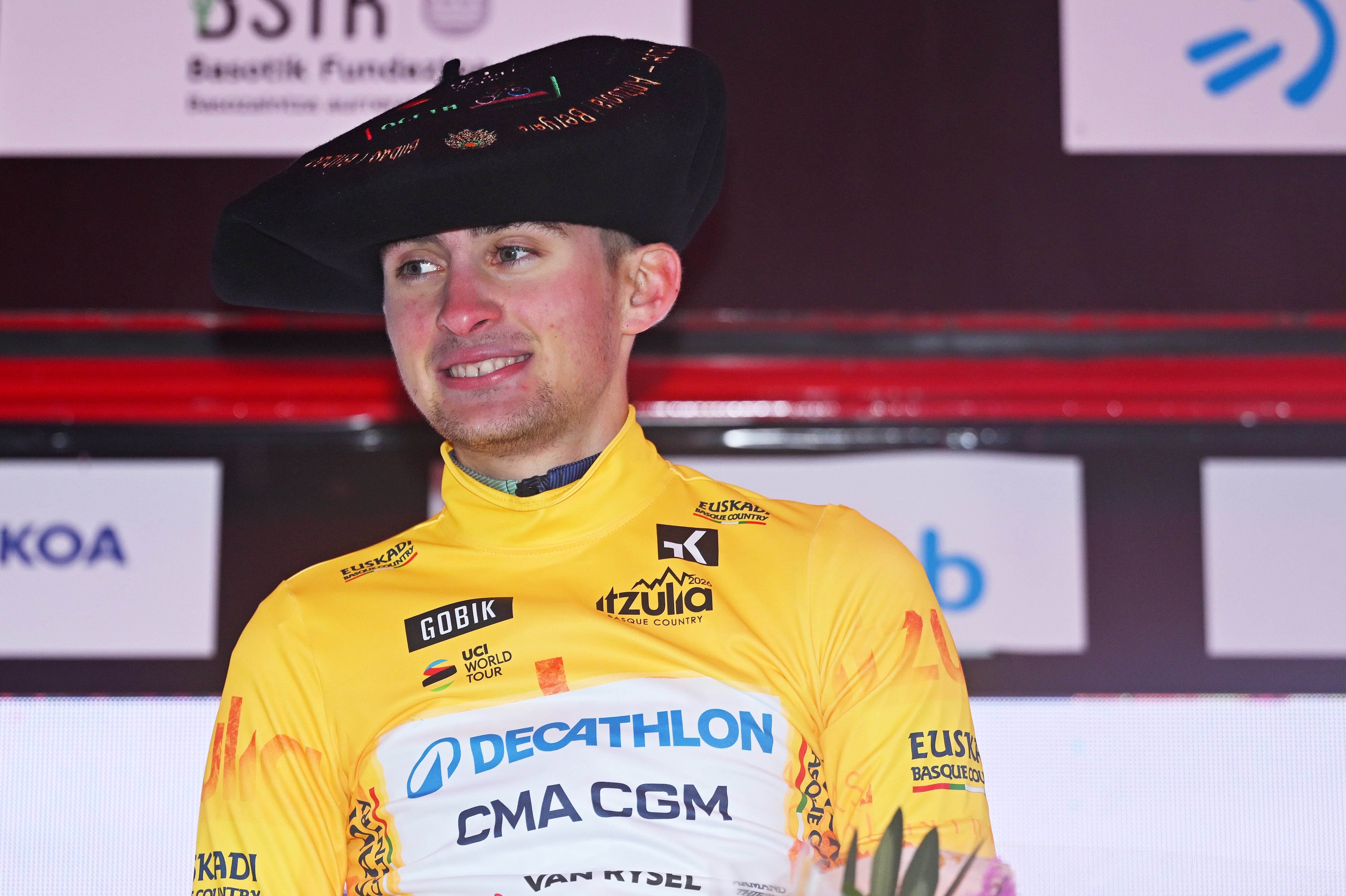 Paul Seixas se coloca la 'txapela' de campeón de la Itzulia 2026.