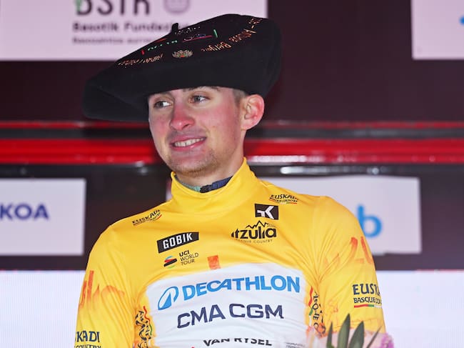 Paul Seixas se coloca la 'txapela' de campeón de la Itzulia 2026.