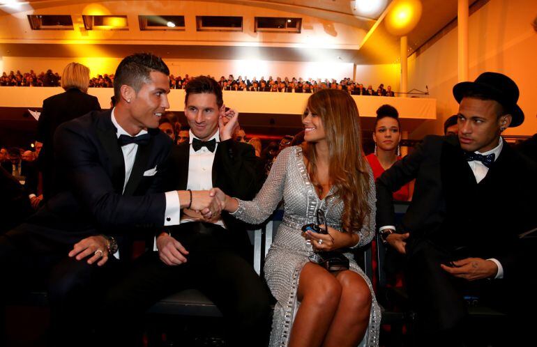 Cristiano saluda a Antonella Roccuzzo, pareja de Messi, ante la mirada del argentino