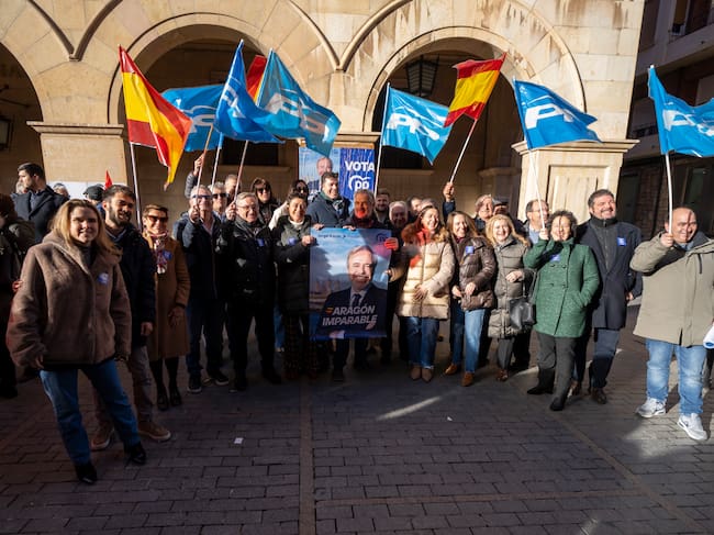 TERUEL, 23/01/2026.- Tradicional pegada de carteles electorales de los partidos políticos, este viernes en la plaza San Juan de Teruel. En la imagen, los candidatos del PP. EFE/Antonio García