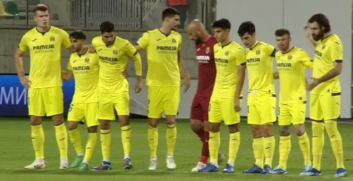 Los jugadores del Villarreal realizan el minuto de silencio con solo nueve jugadores