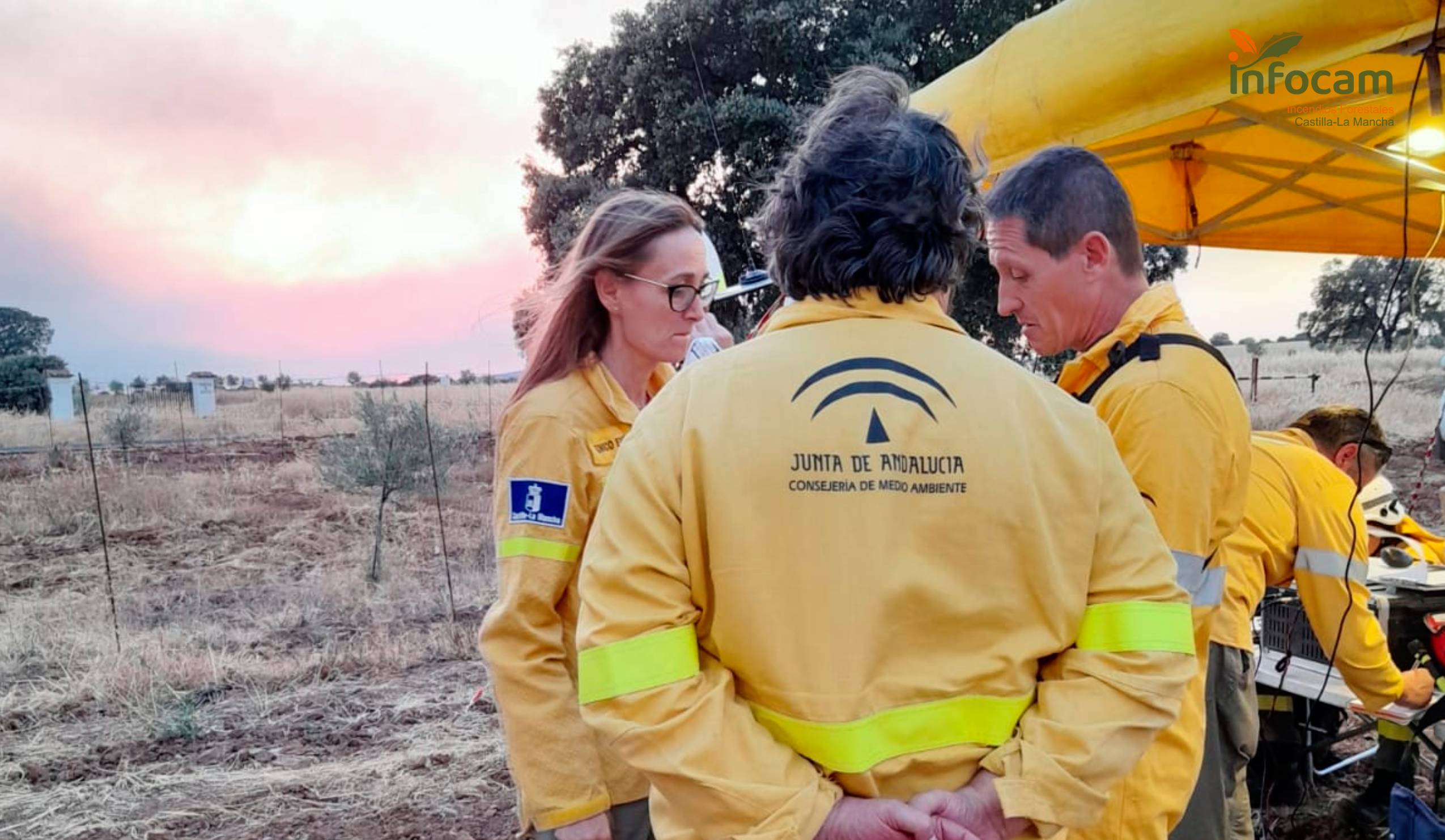 Efectivos de Castilla-La Mancha y Andalucía durante las labores de seguimiento del incendio de Villarrodrigo que ha afectado a la provincia de Ciudad Real