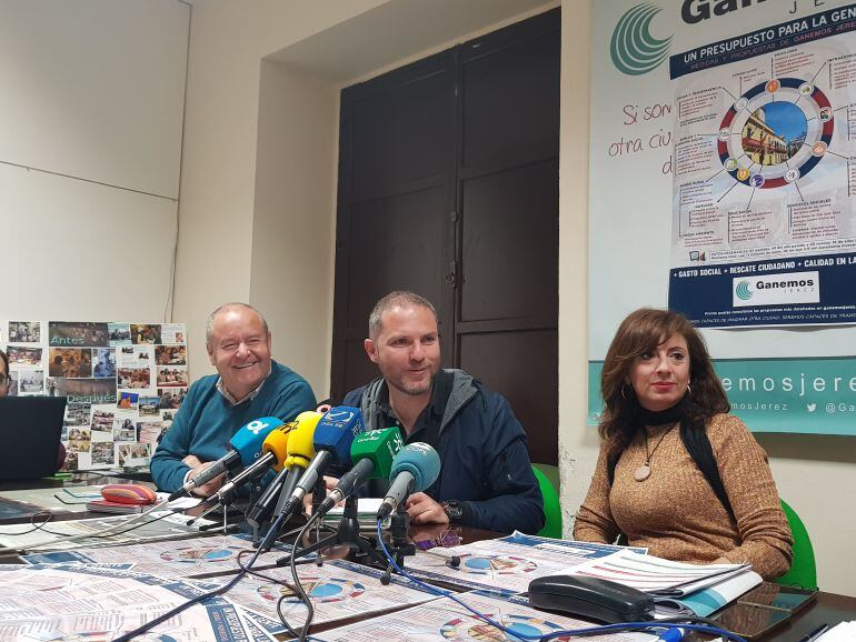Los concejales de Ganemos Jerez Manuel Fernández, Santiago Sánchez y Maribel Ripalda durante la rueda de prensa.