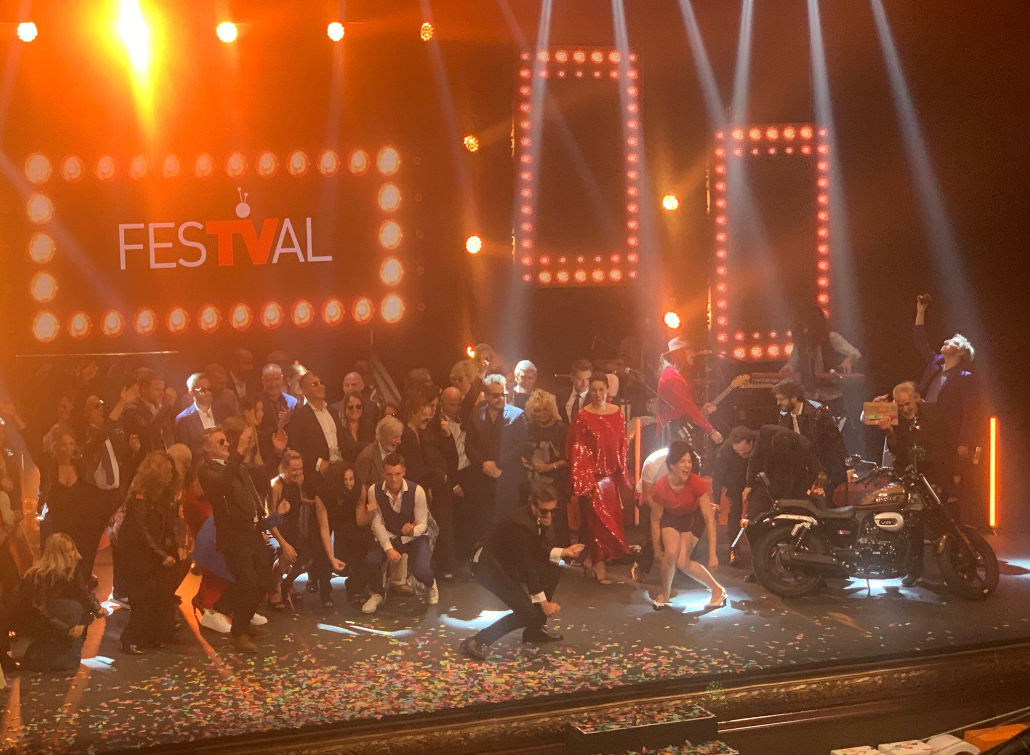 Todos los premiados en la gala de clausura del FesTVal, en el escenario del Teatro Principal