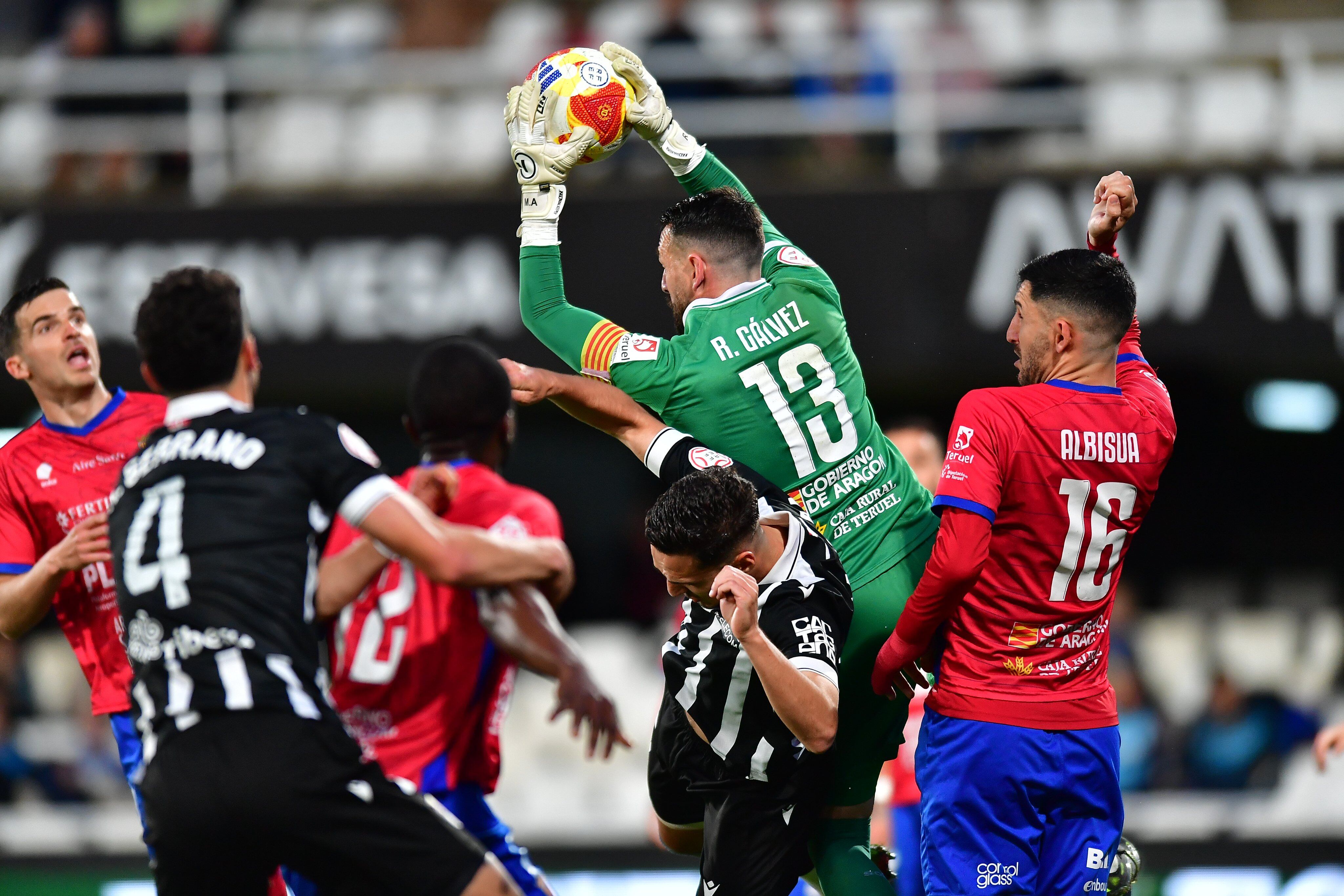 El meta Rubén Gálvez, uno de los principales quebraderos de cabeza del Efesé, atrapa un balón