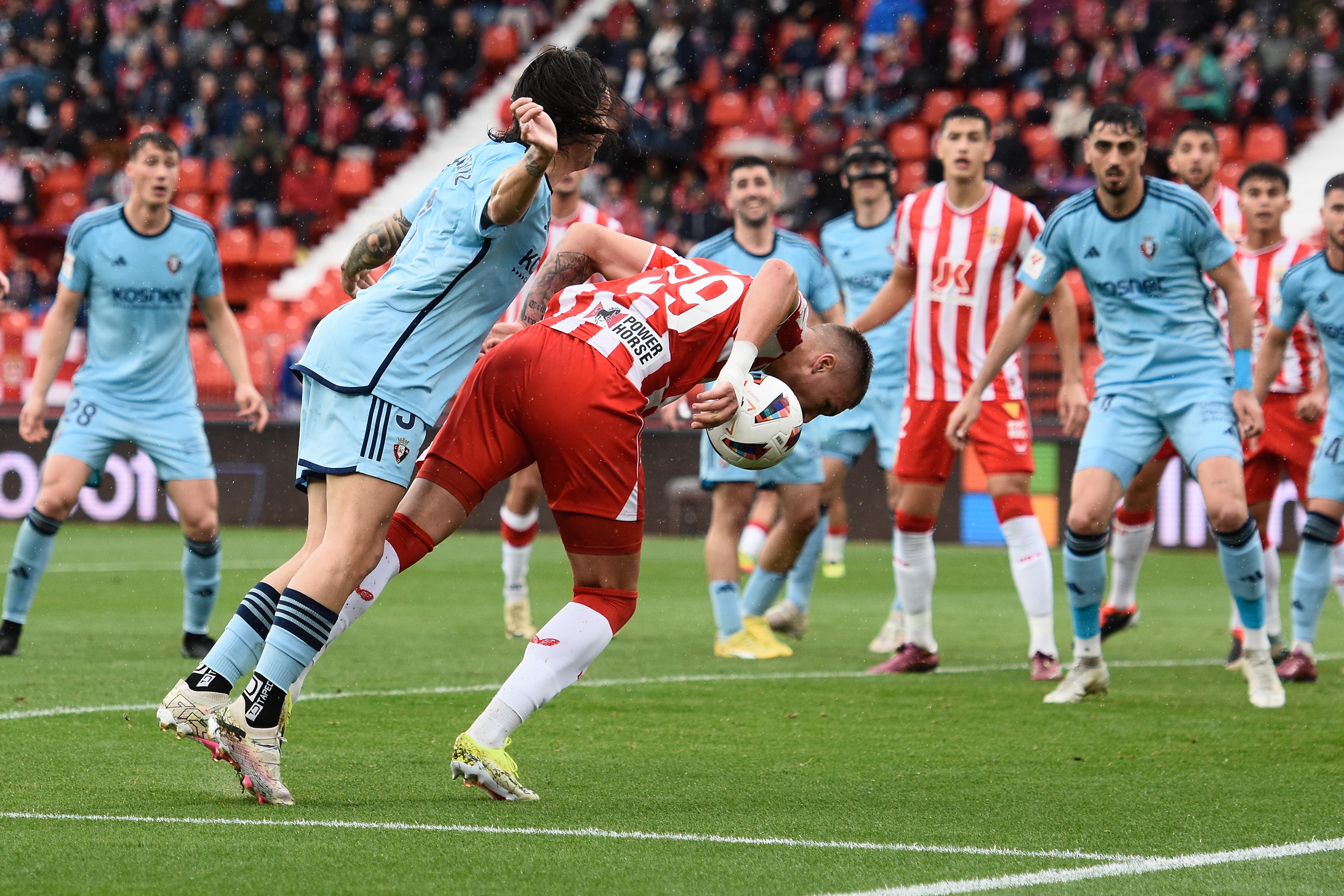 La cabeza de la plantilla del Almería está en otro sitio.