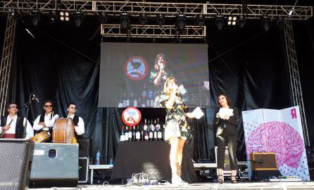 Lucía Jiménez se arrancó a cantar en el escenario