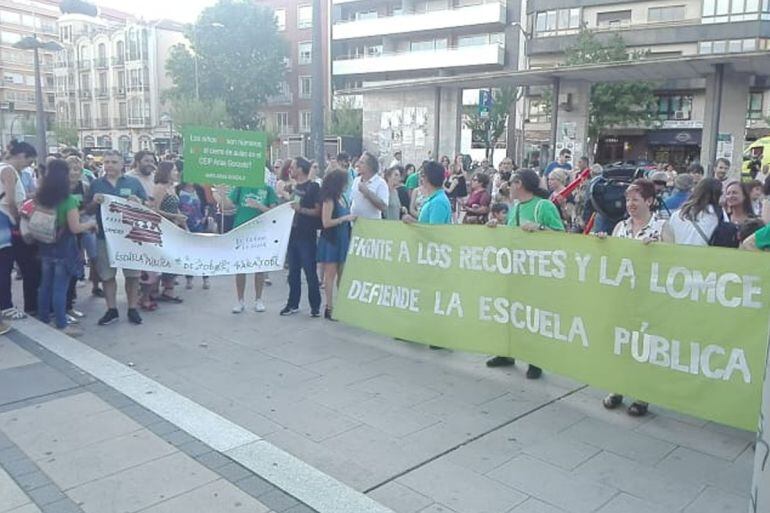Concentración contra el cierre de las líneas educativas del CEIP Arias Gonzalo en la Plaza de la Marina Española