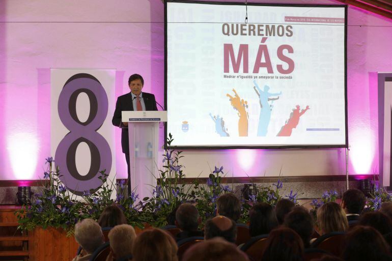 El presidente del Principado, Javier Fernández, interviene en el acto institucional del Día Internacional de la Mujer, en Infiesto.