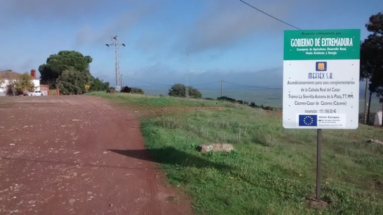 Cartel que anuncia las bras de acondicionamiento de la Cañada Realn en el tramo La Sierrilla-Autovía de la Plata-Cáceres-casar de Cáceres