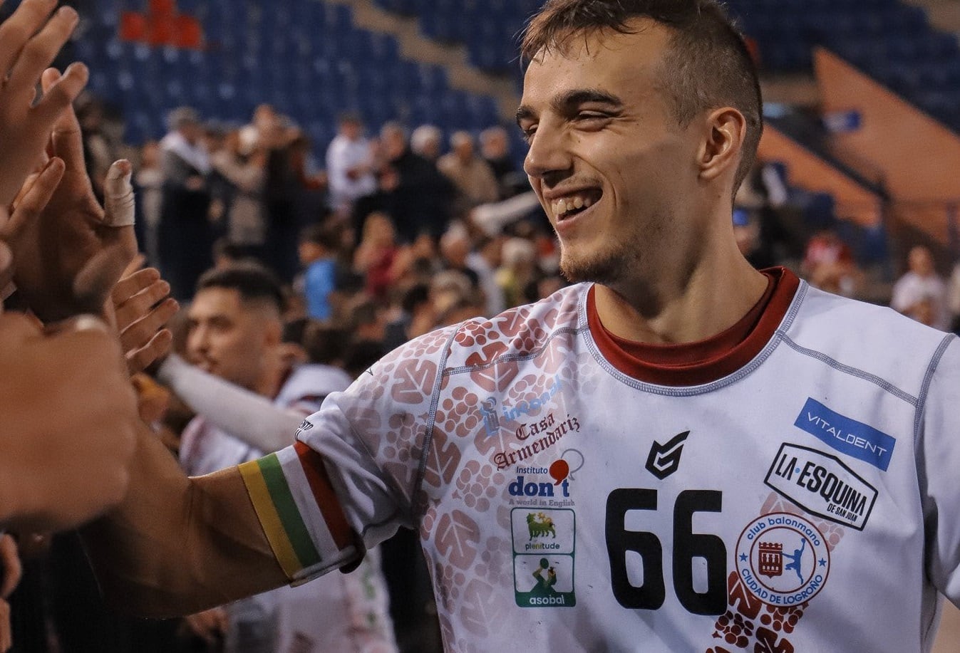 El jugador del Ciudad de Logroño festeja un triunfo con los aficionados del equipo de balonmano en La Rioja | LabZero Digital