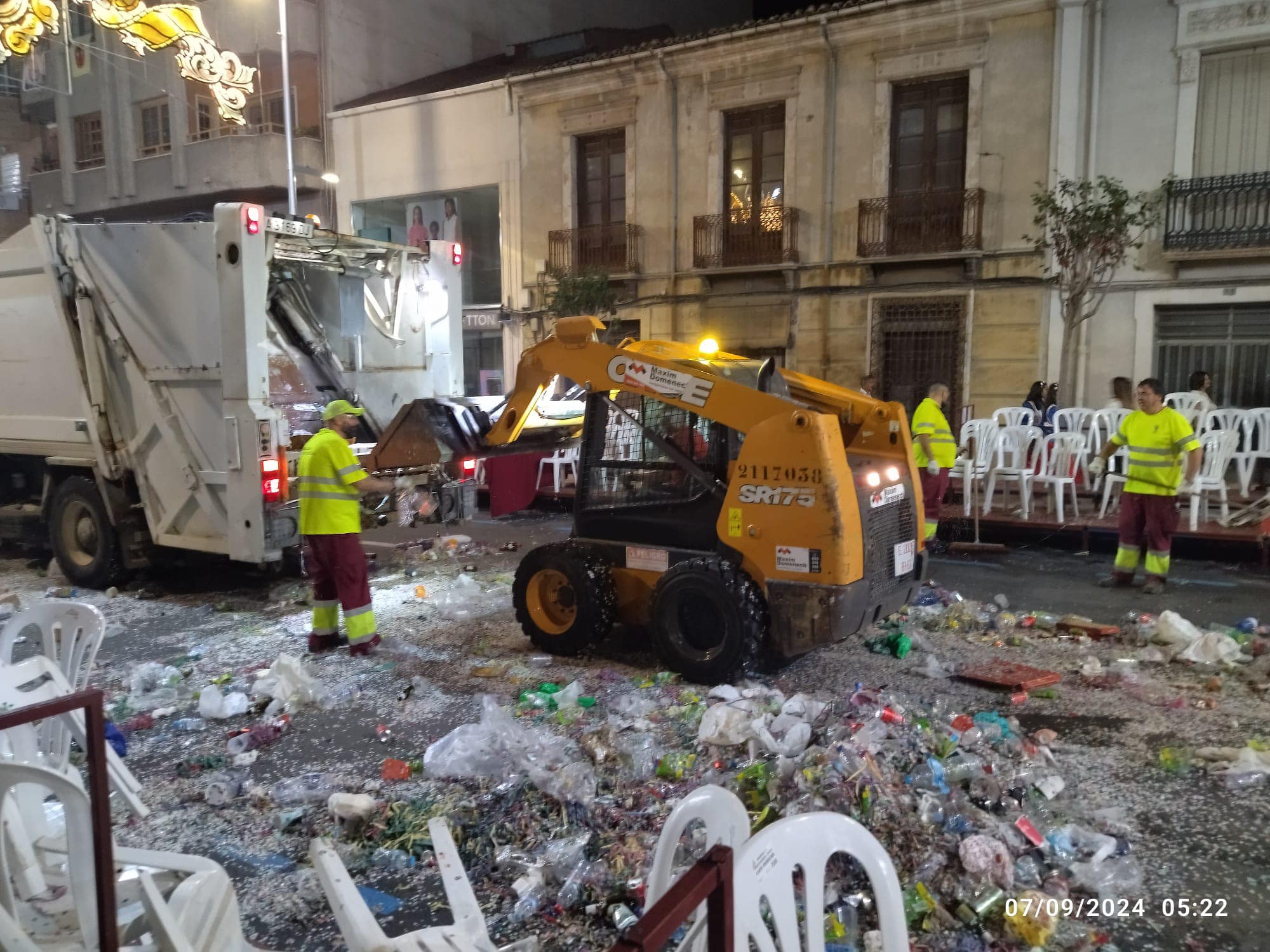Recogida de basura en fiestas. Archivo