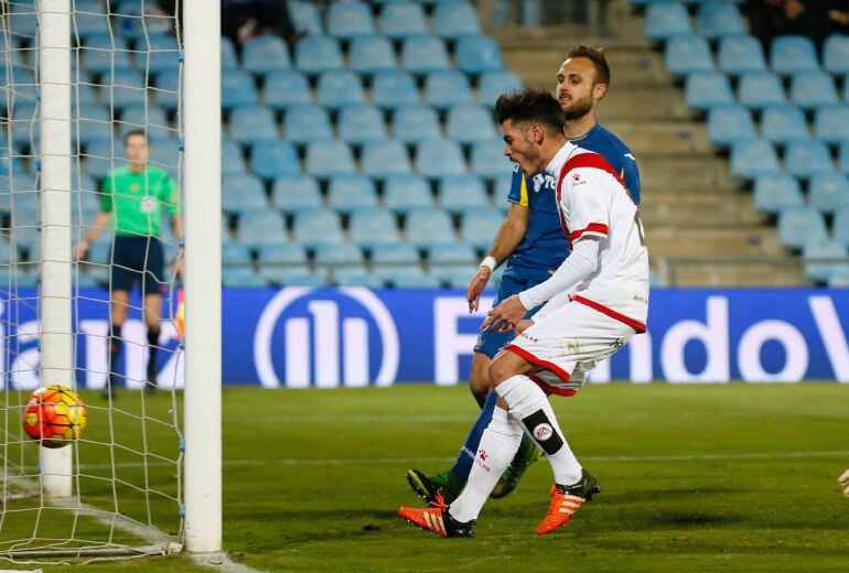 Jozabed Sánchez remata a puerta para conseguir el primer gol del equipo ante el Getafe.