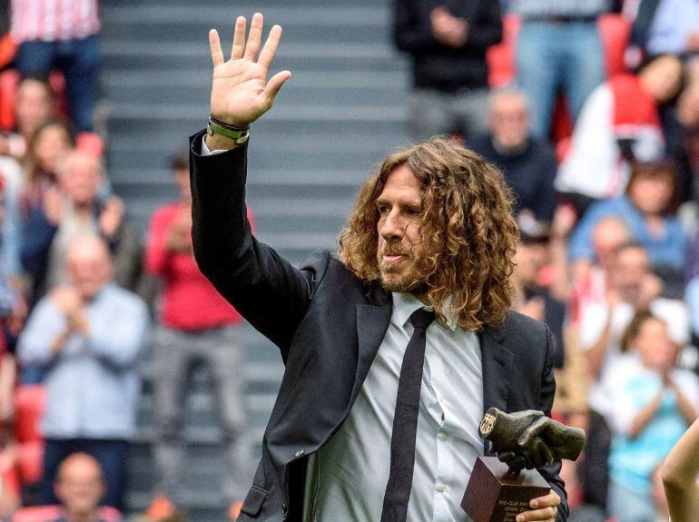 Carles Puyol agradece a la grada. 