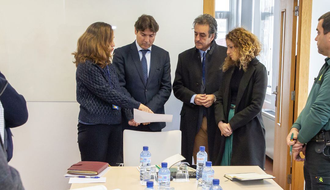 Jaime González, junto al consejero de Industria, Francisco Martín, la ex directora del Puerto y la delegada del Gobierno, Ainoa Quiñones.