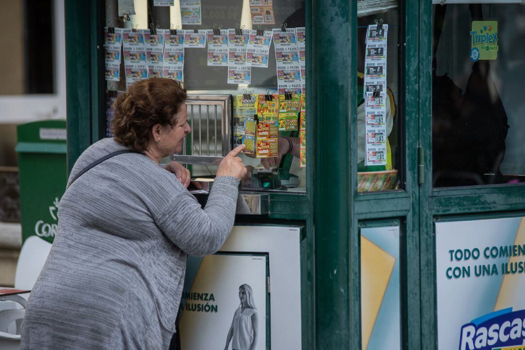 Una mujer compra un cupón.