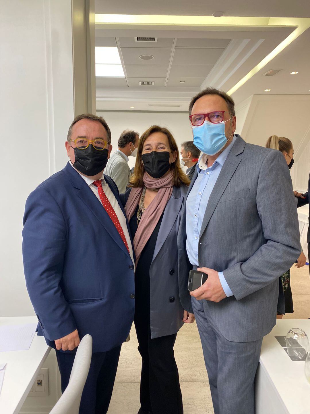 Sellés con los presidentes de CEHE y Conhostur, José Luis Izuel y Manuel Espinar, respectivamente.