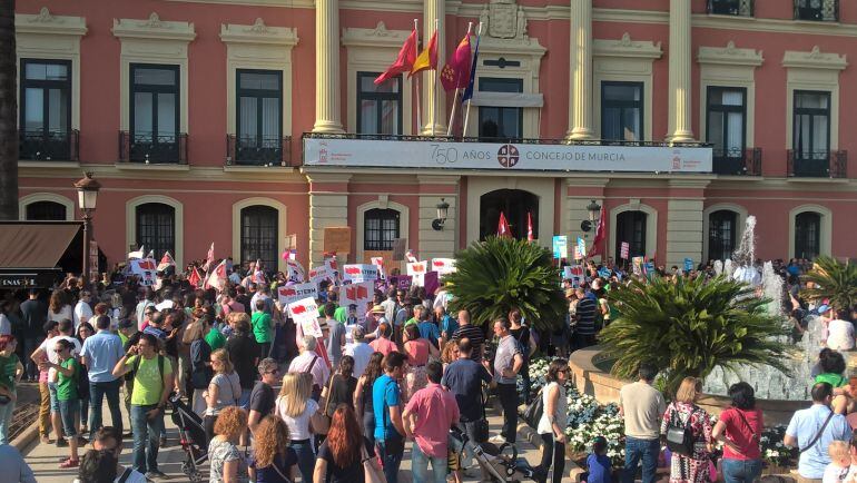 Los sindicatos de enseñanza se manifestaron la tarde del viernes en la plaza de La Glorieta de Murcia contra la Orden de Cupos