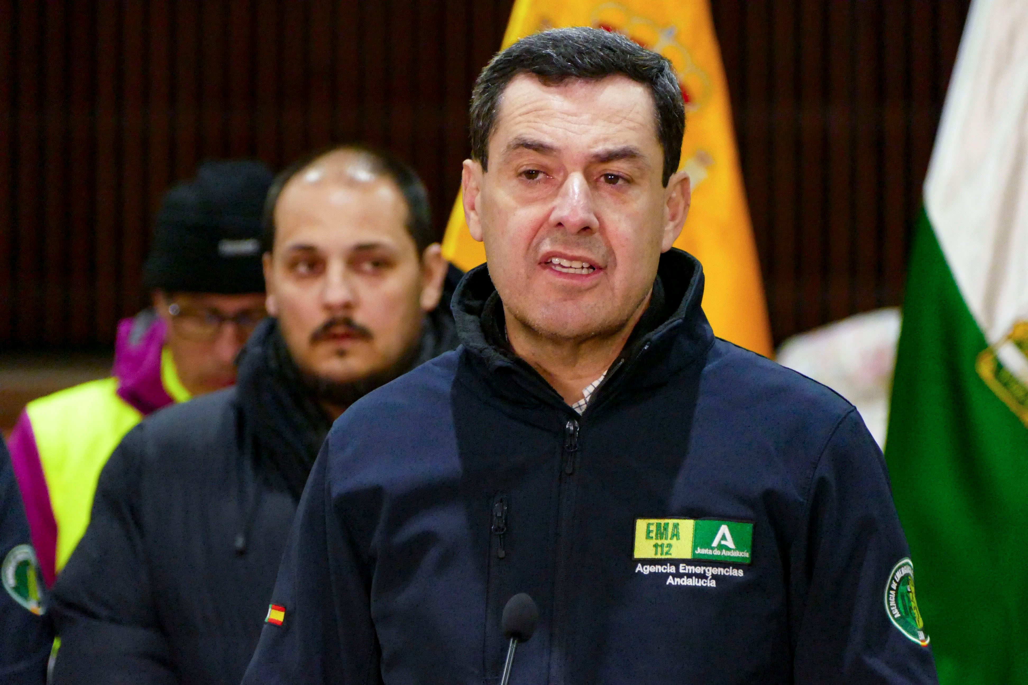 ADAMUZ (CÓRDOBA), 22/01/2026.- El presidente de la Junta de Andalucía, Juanma Moreno, ofrece una rueda de prensa este jueves, en Adamuz (Córdoba). El número de personas fallecidas en el accidente ferroviario este domingo en Adamuz (Córdoba) asciende ya a 45, después de que los servicios de emergencia hayan encontrado este jueves otros dos cadáveres, mientras continúan las investigaciones sobre el origen del siniestro, que podría estar en la vía. EFE/ David Arjona