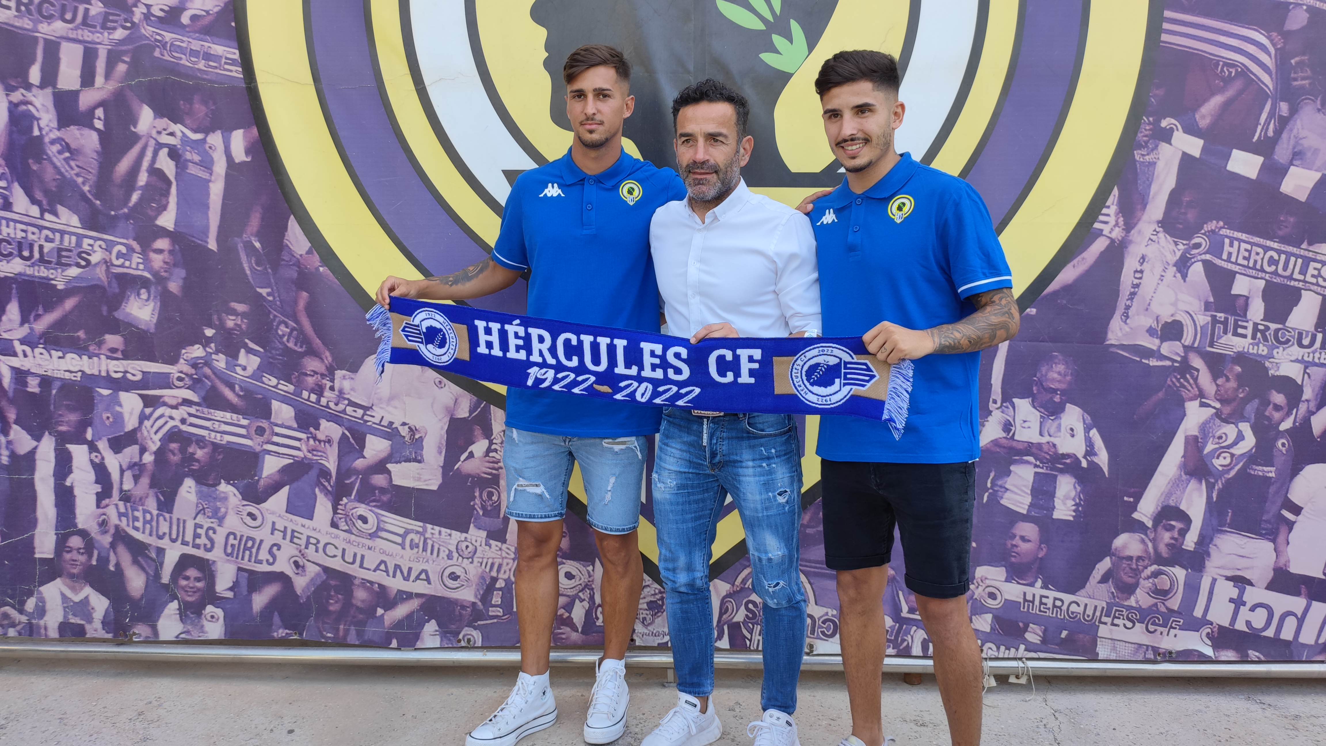 Víctor Villacañas y Cristian Cedrés, jugadores del Hércules CF, junto a Paco Peña