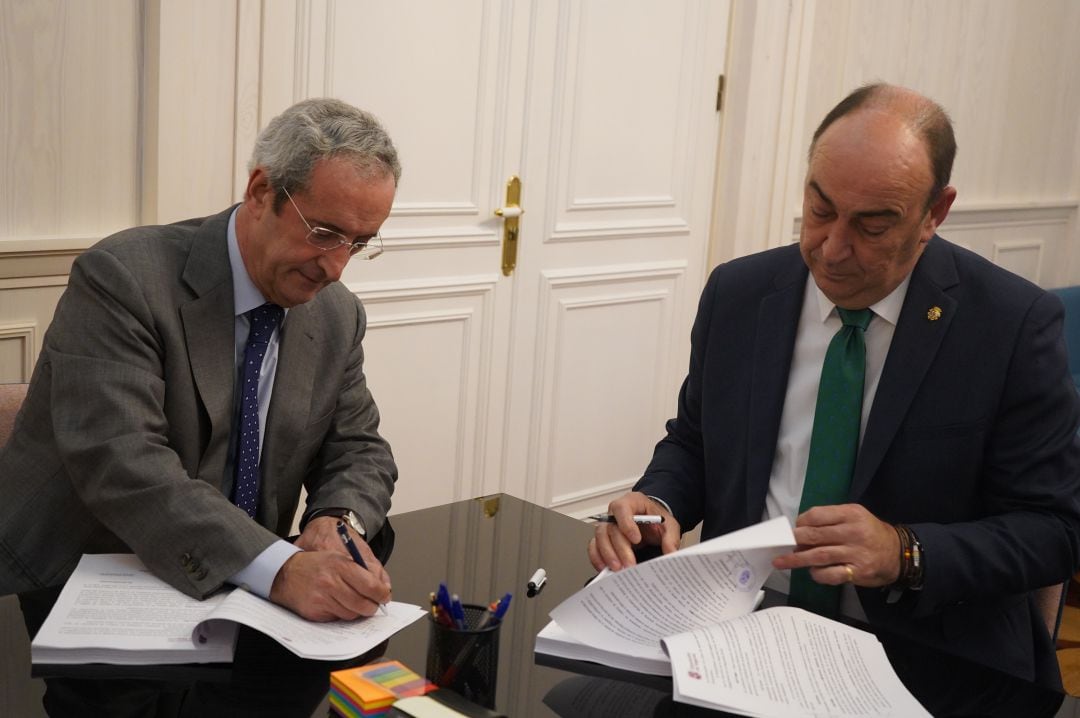 Firma del contrato entre el presidente de la Diputación, Miguel Ángel de Vicente, y el gerente de Limpiezas Gredos, Gerardo Martínez. 