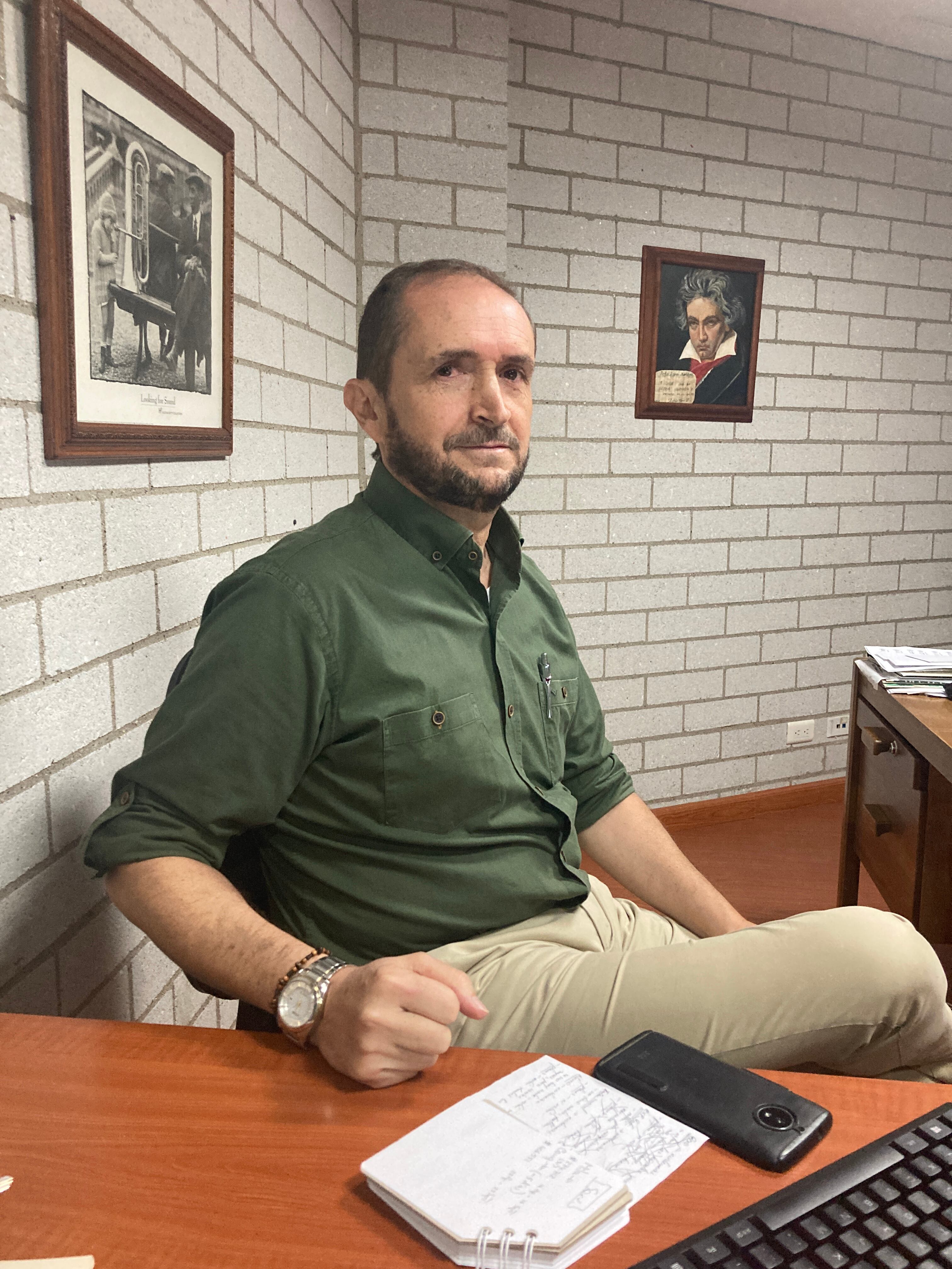 John Jairo Baena en su despacho de la Escuela de Música Montecarlo, en el barrio Manrique de la Comuna 3 de Medellín.