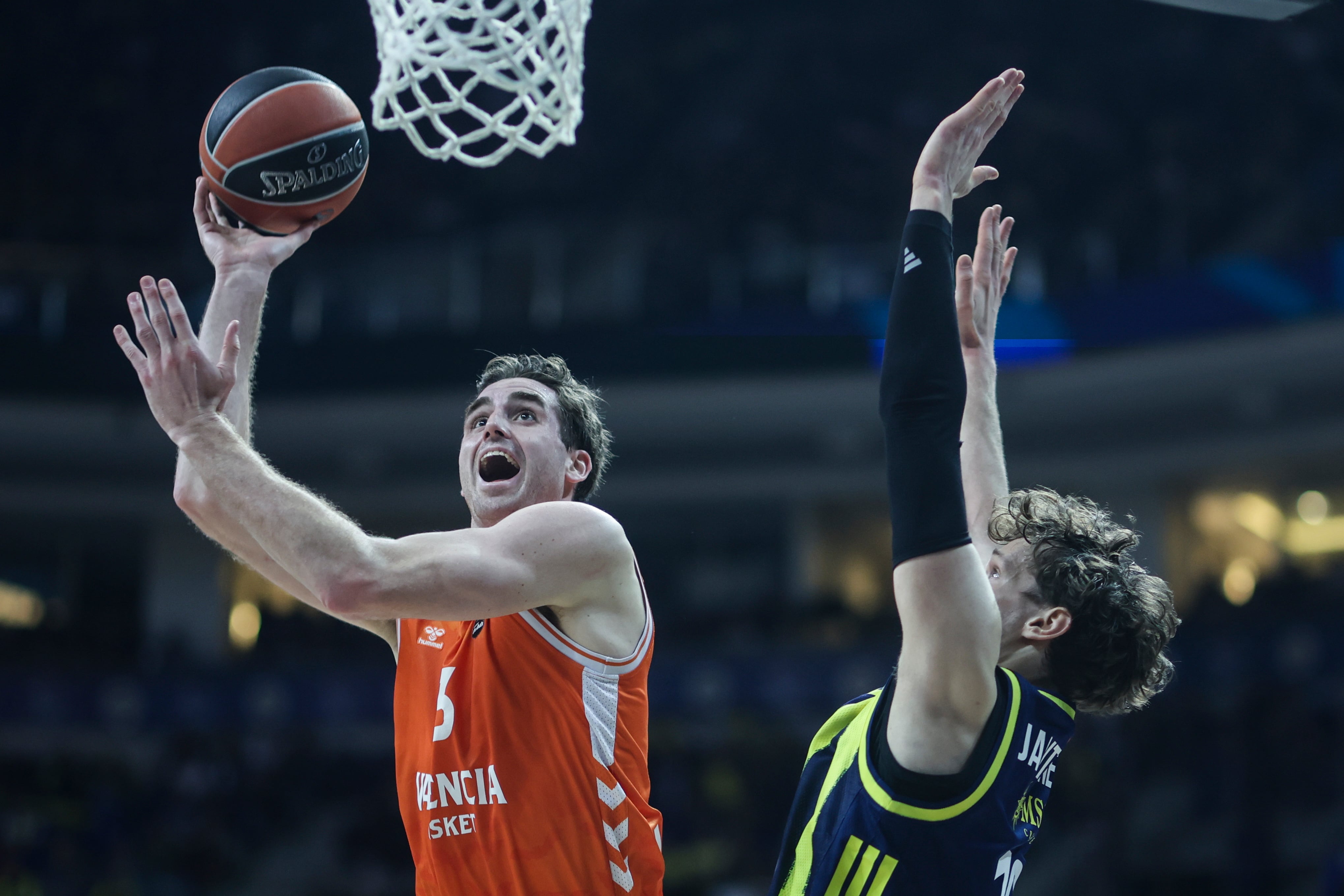ISTANBUL (Turkey), 16/01/2026.- Mikael Jantunen (R) of Fenerbahce in action against Nathan Reuvers (L) of Valencia during the EuroLeague basketball match between Fenerbahce Beko and Valencia Basket in Istanbul, Turkey, 16 January 2026. (Baloncesto, Euroliga, Turquía, Estanbul) EFE/EPA/ERDEM SAHIN