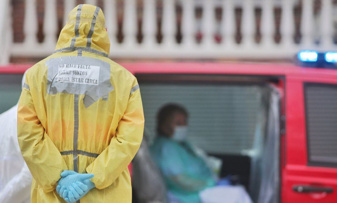 Un bombero de Leganés supervisa el traslado de una paciente.