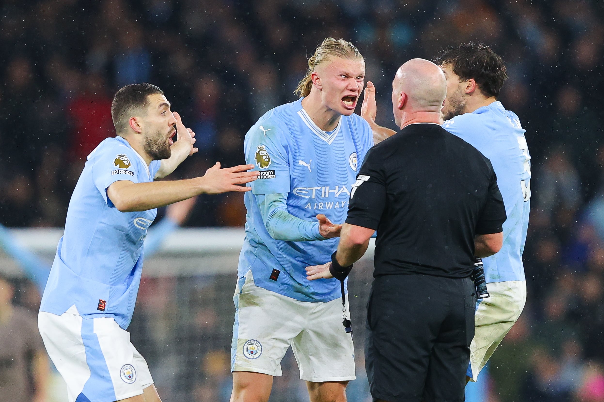 Erling Haaland y Mateo Kovacic protestan al colegiado la polémica decisión en la última jugada del Manchester City - Tottenham Hotspur. (Photo by James Gill - Danehouse/Getty Images)