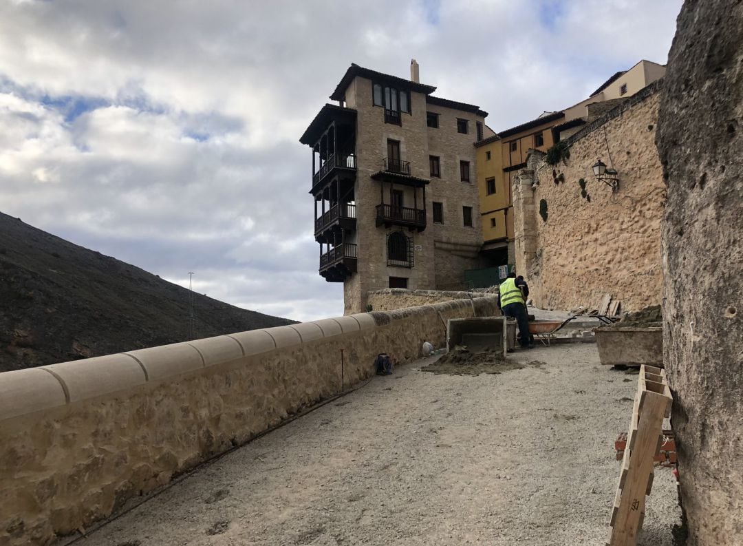 Las obras están ya reponiendo el adoquinado de la calle, una vez el muro ha quedado reconstruido