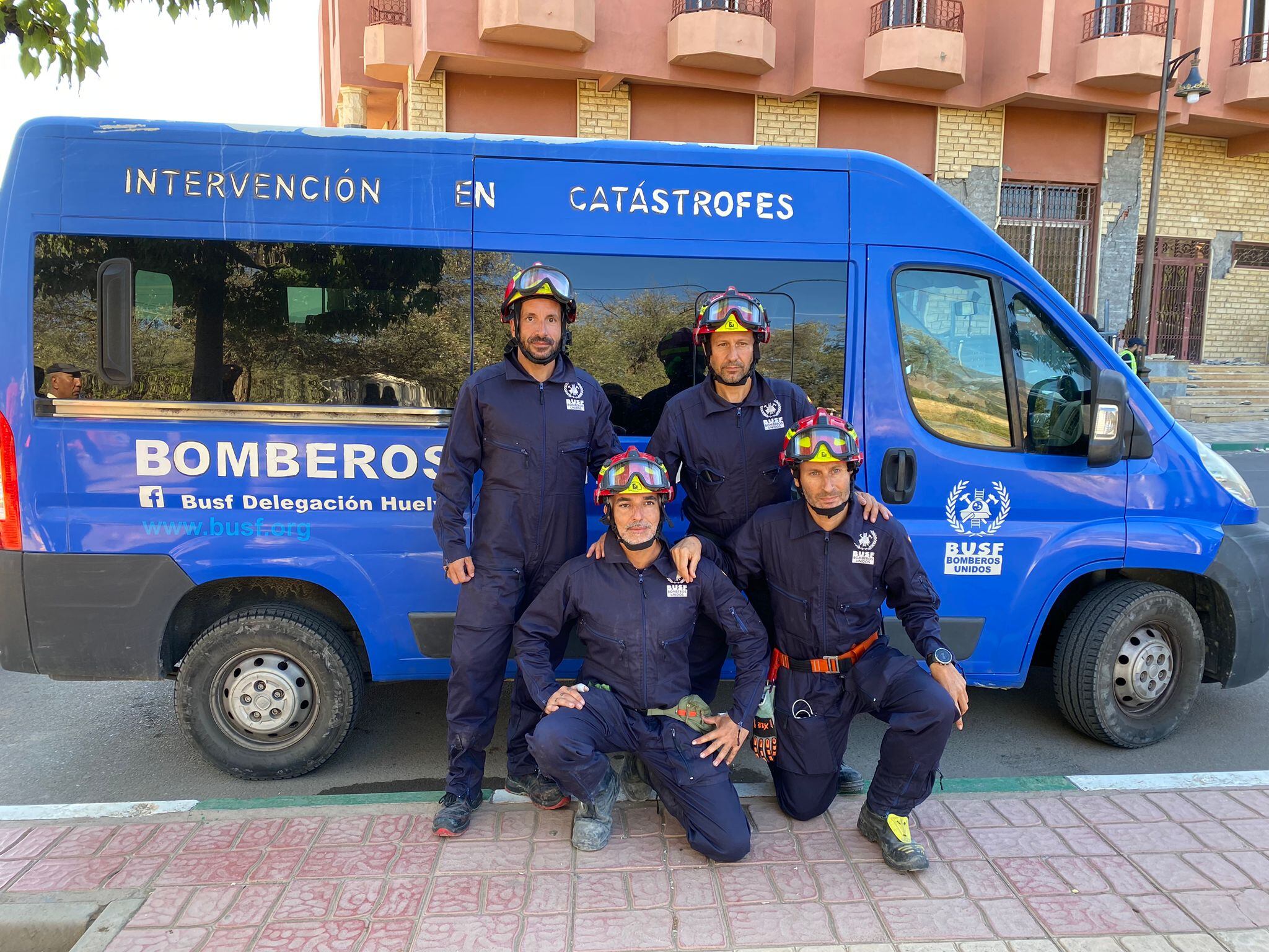 Bomberos cordobeses de la ong Bomberos Unidos Sin Fronteras, trabajan con sus perros en la búsqueda de supervivientes tras el terremoto de Marruecos