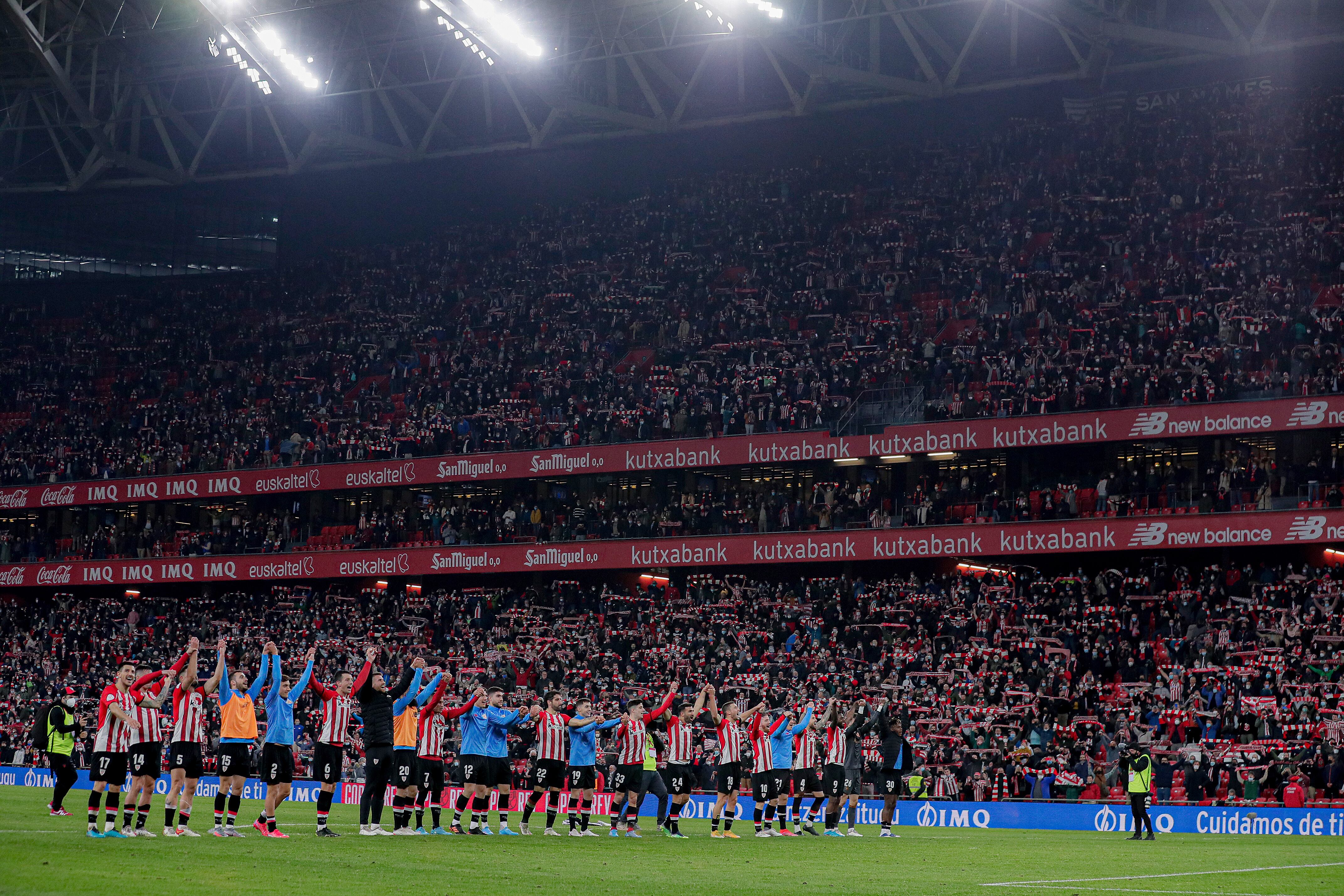 Los jugadores del Athletic celebran la victoria ante el Real Madrid