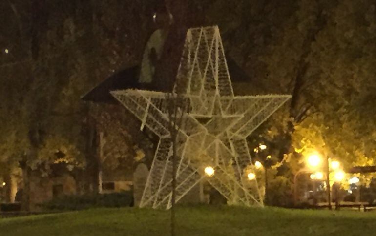 Estrella colocada en la rotonda de la Plaza de León de Palencia