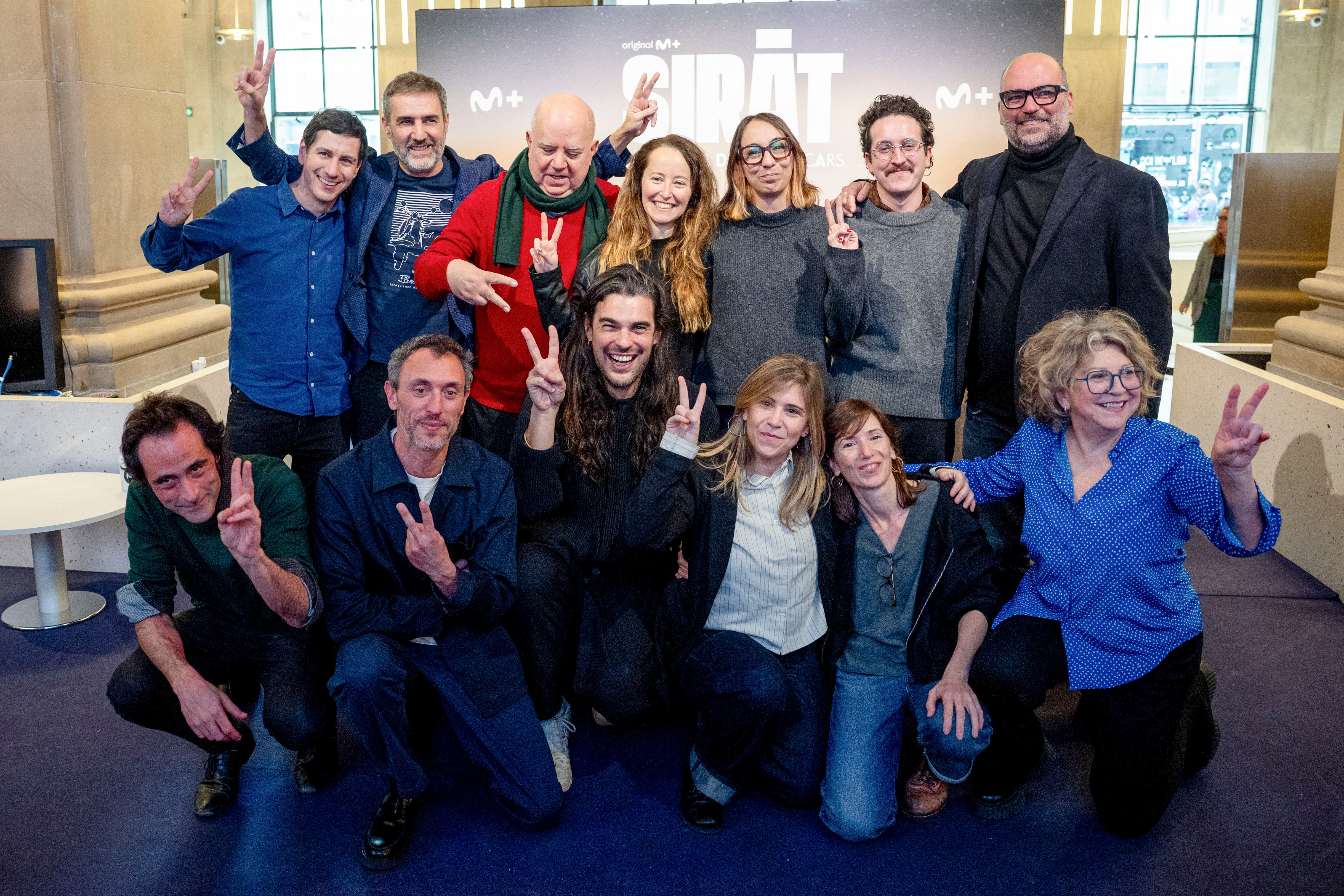MADRID, 22/01/2026.- El director de 'Sirat', Óliver Laxe (c, delante), junto a su equipo, celebra las nominaciones a los Óscar a mejor película internacional y a mejor sonido, este jueves en un evento en Madrid para ver en directo el anuncio desde Los Ángeles. EFE/ Daniel González