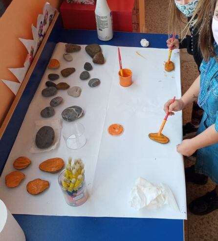 Niños pintando sus piedras en el Colegio San Juan de Muskiz