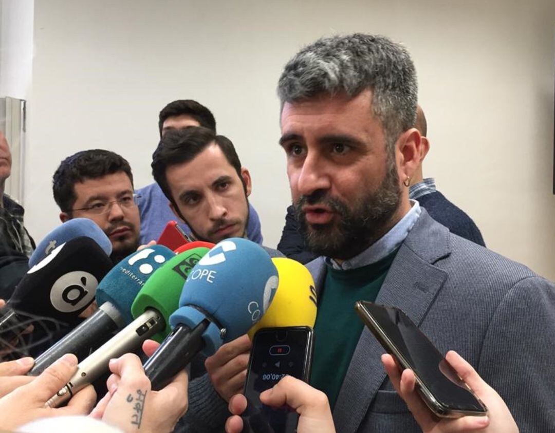 El concejal de Cultura Festiva de València, Pere Fuset, atendiendo a los medios de comunicación en la sala de prensa del Ayuntamiento de València.