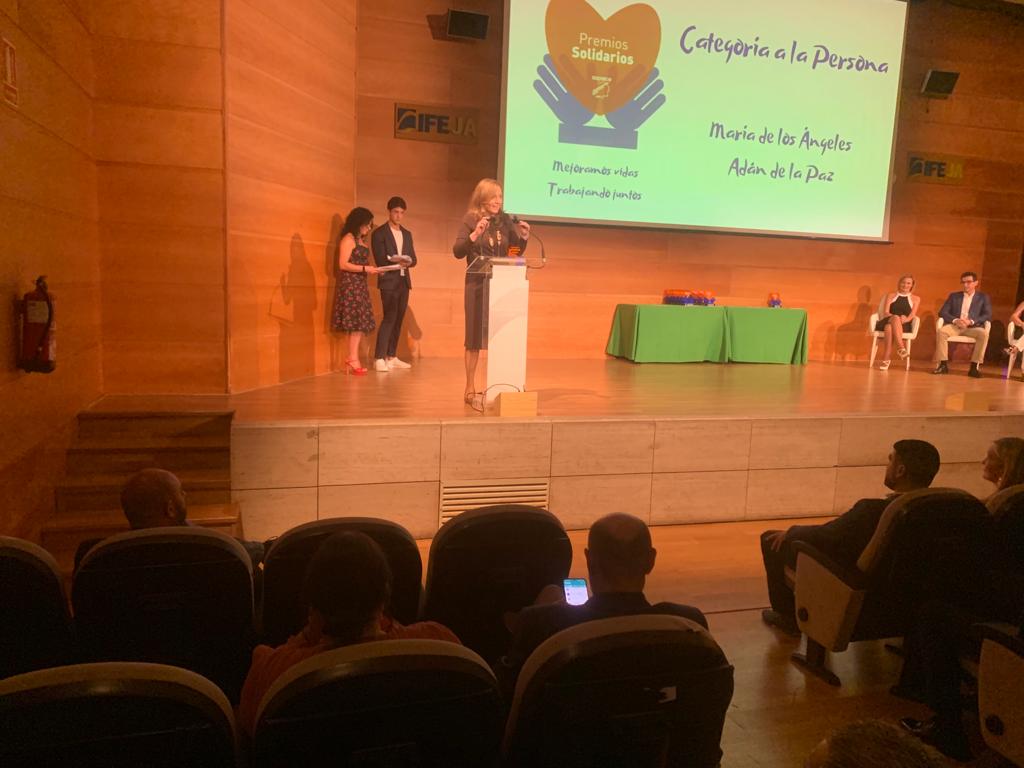 Marián Adán, anterior delegada de turismo y directora general de turismo de la Junta de Andalucía, recoge uno de los Premios ASPACE 2022