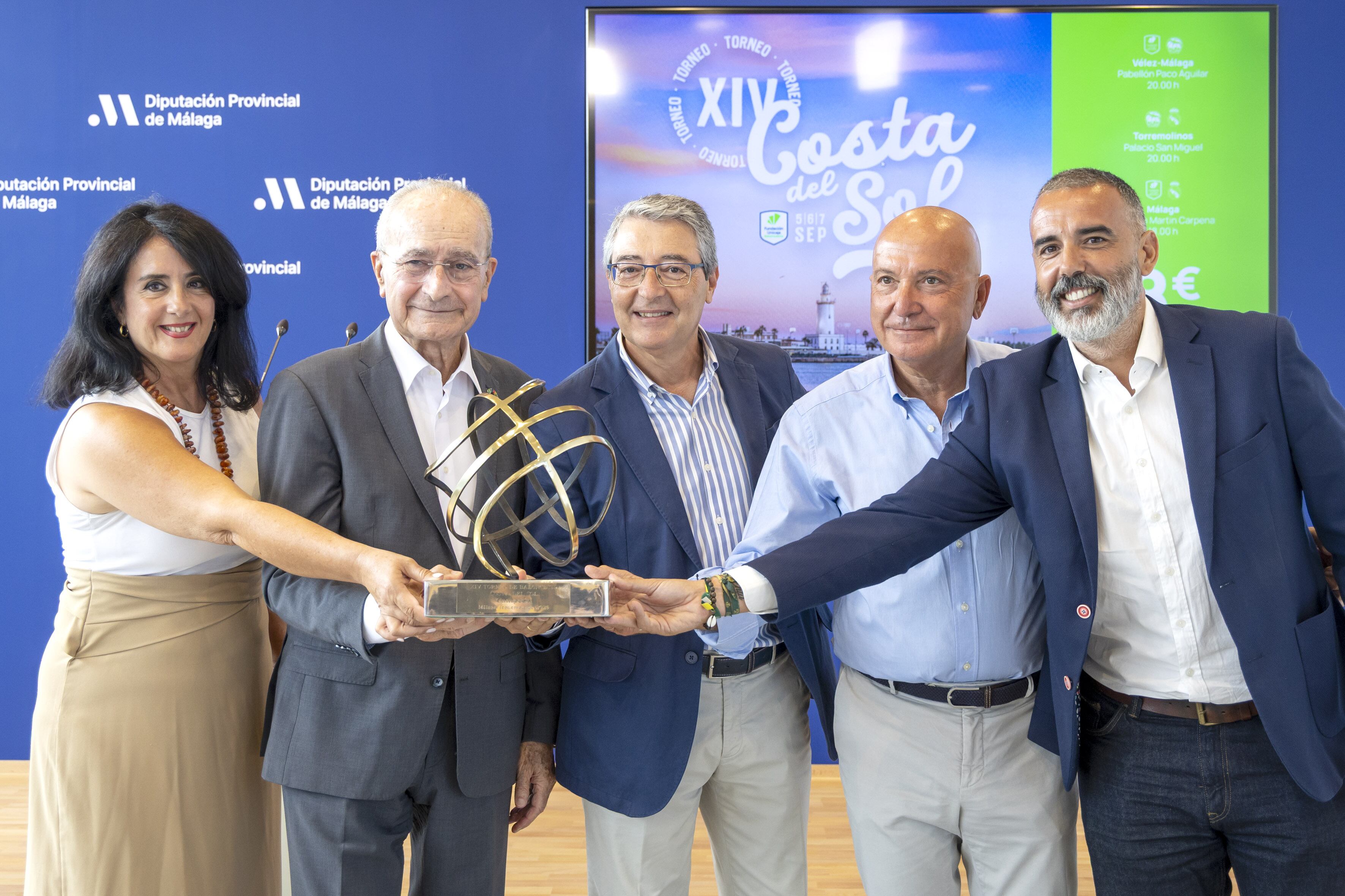 Los dirigentes de las distintas instituciones, Junta de Andalucía, Ayuntamiento y Diputación, y el presidente del Unicaja, Antonio Jesús López Nieto, con el trofeo Costa del Sol