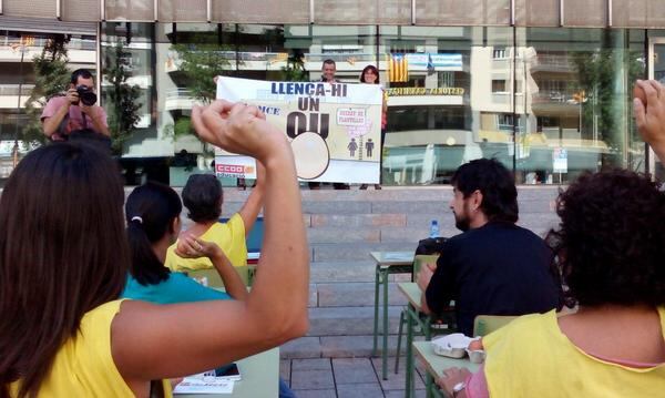 Professors tirant ous de manera simulada. Foto: R.M.