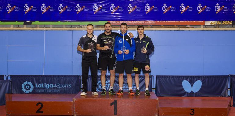 Endika Díez posa en el podio del campeonato de España en Blanes