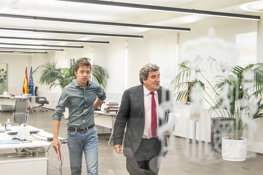 Íñigo Errejón (izquierda) y José Luis Escrivá (derecha) durante la reunión de este lunes