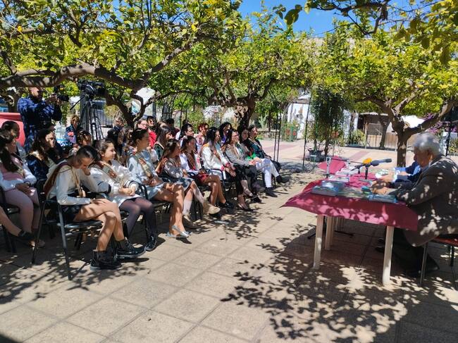 Juan García, a la derecha de la imagen, presenta la revista del 'Bando', en presencia de la Corte de Honor de la Reina de la Huerta 2024.