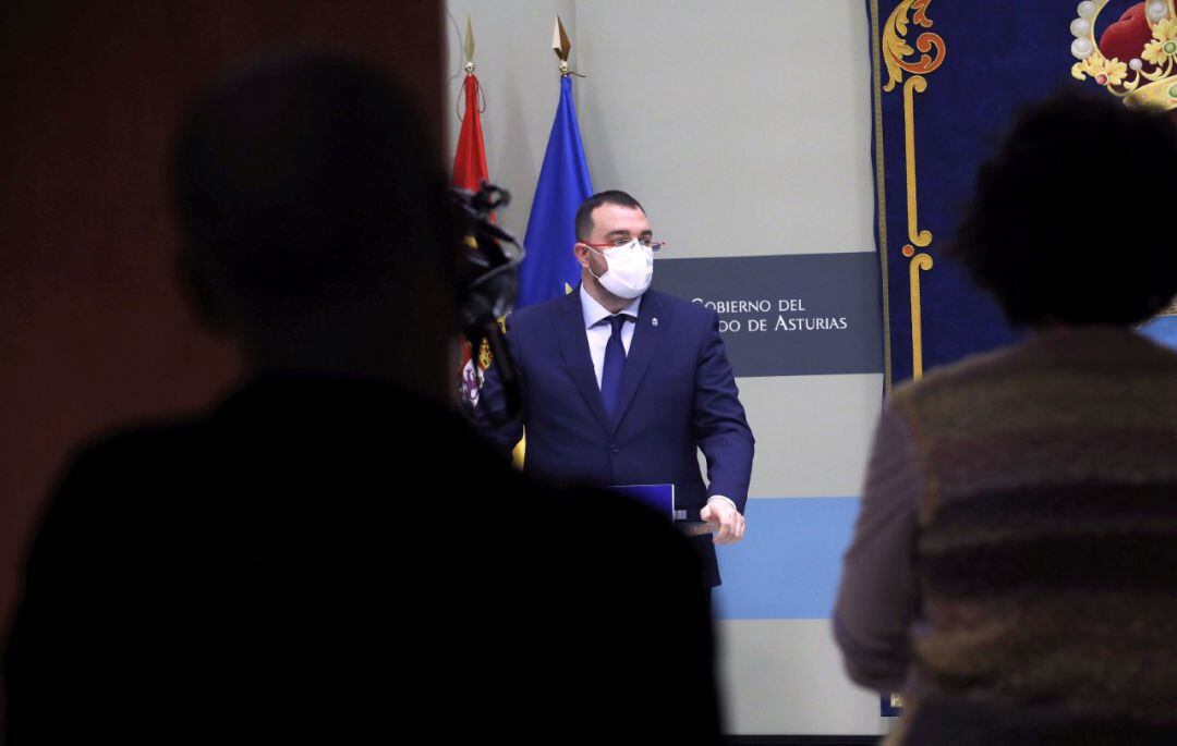 El presidente del Principado, Adrián Barbón, durante una rueda de prensa.