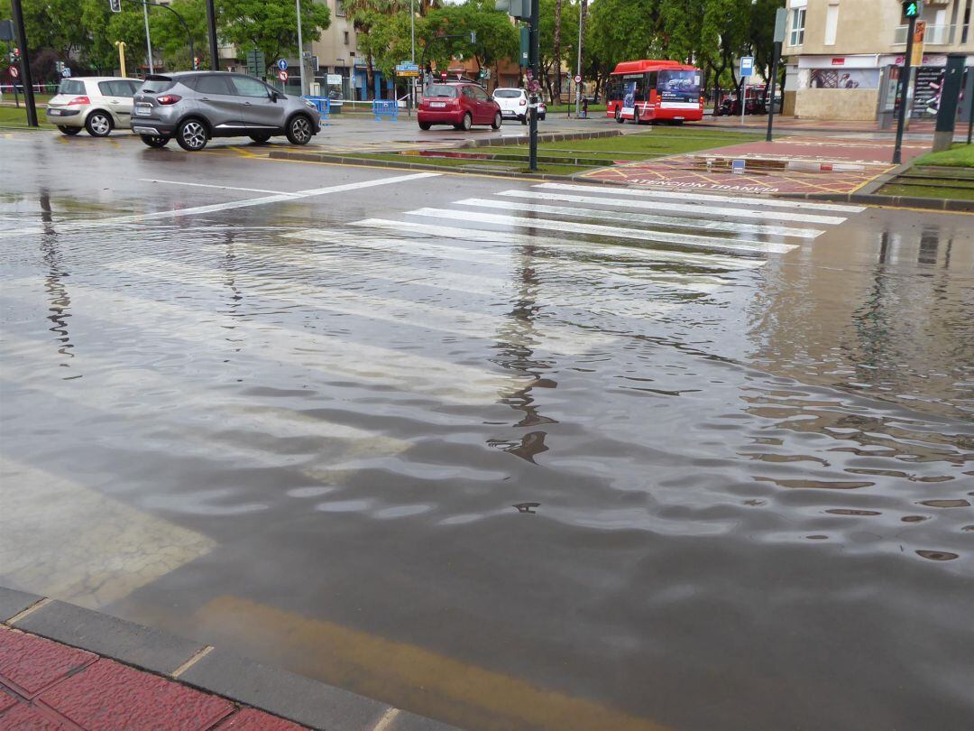 La Avenida Juan de Borbón de Murcia, inundada por las lluvias (Imagen de archivo)